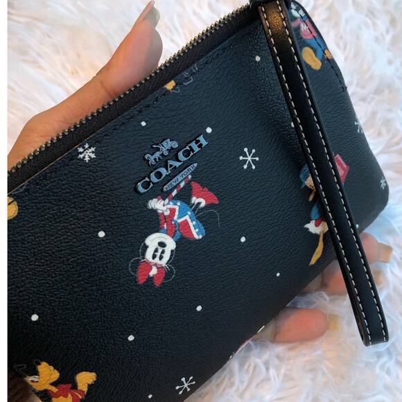 New 🎀 COACH Disney Corner Zip Wristlet With Holiday Print - Picture 3 of 7